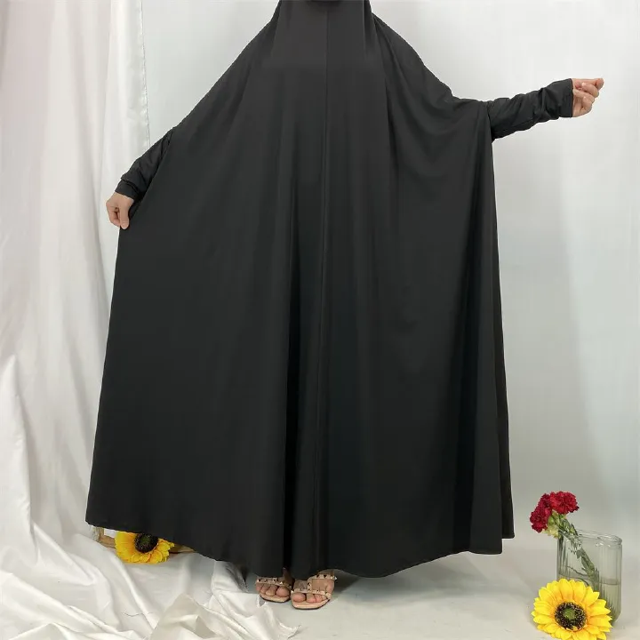 A new fashionable hooded dress for Middle Eastern Muslims and an elegant Arab women's robe from Tanzania, Africa