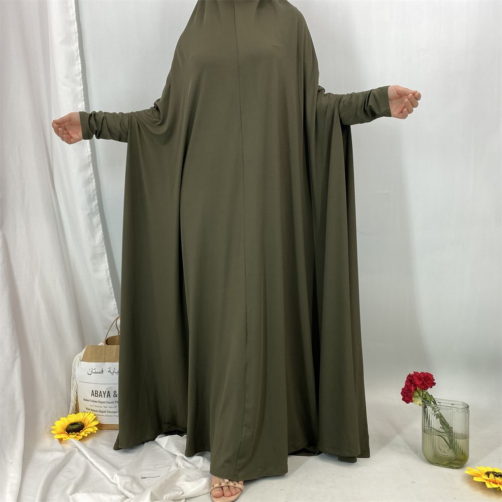 A new fashionable hooded dress for Middle Eastern Muslims and an elegant Arab women's robe from Tanzania, Africa