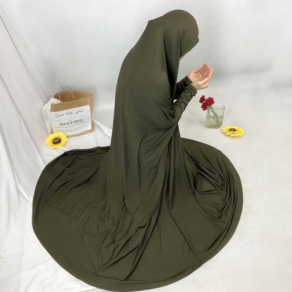 A new fashionable hooded dress for Middle Eastern Muslims and an elegant Arab women's robe from Tanzania, Africa