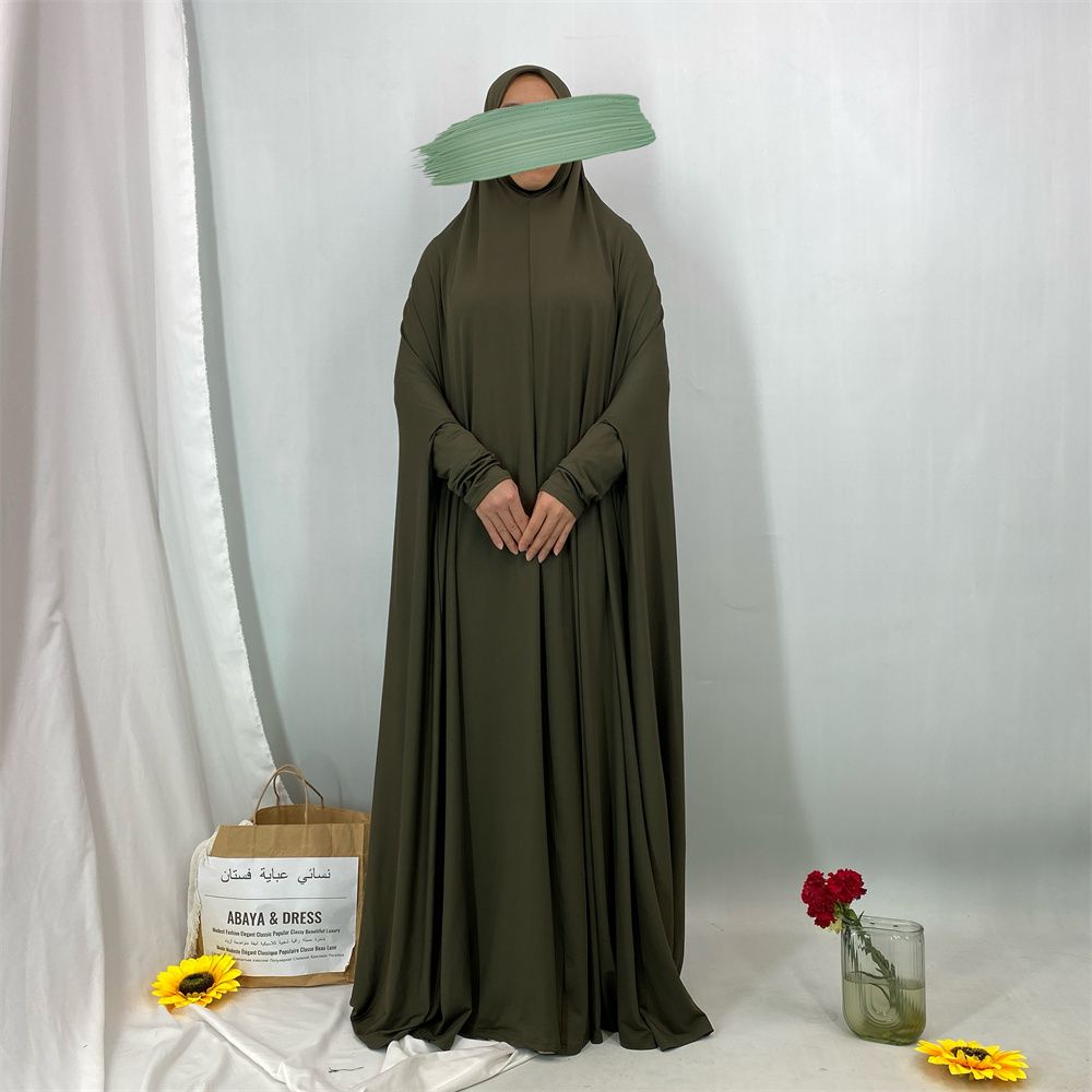 A new fashionable hooded dress for Middle Eastern Muslims and an elegant Arab women's robe from Tanzania, Africa