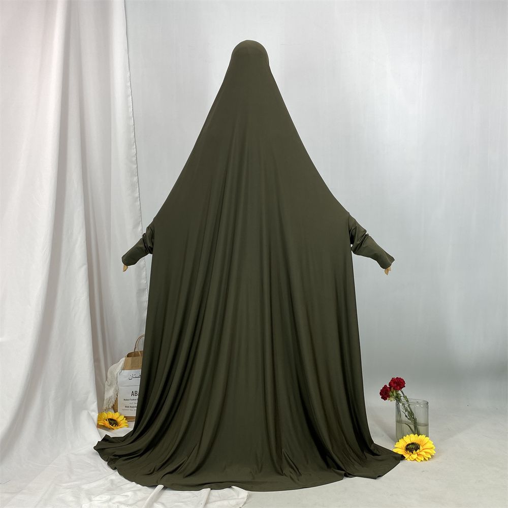 A new fashionable hooded dress for Middle Eastern Muslims and an elegant Arab women's robe from Tanzania, Africa