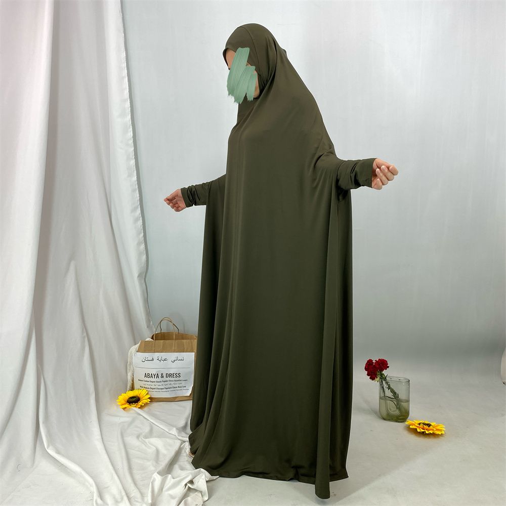 A new fashionable hooded dress for Middle Eastern Muslims and an elegant Arab women's robe from Tanzania, Africa