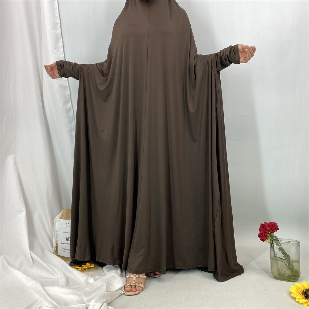 A new fashionable hooded dress for Middle Eastern Muslims and an elegant Arab women's robe from Tanzania, Africa