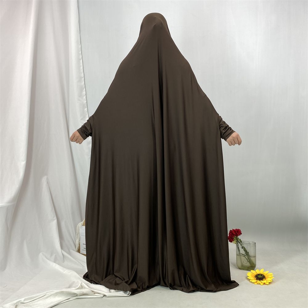 A new fashionable hooded dress for Middle Eastern Muslims and an elegant Arab women's robe from Tanzania, Africa