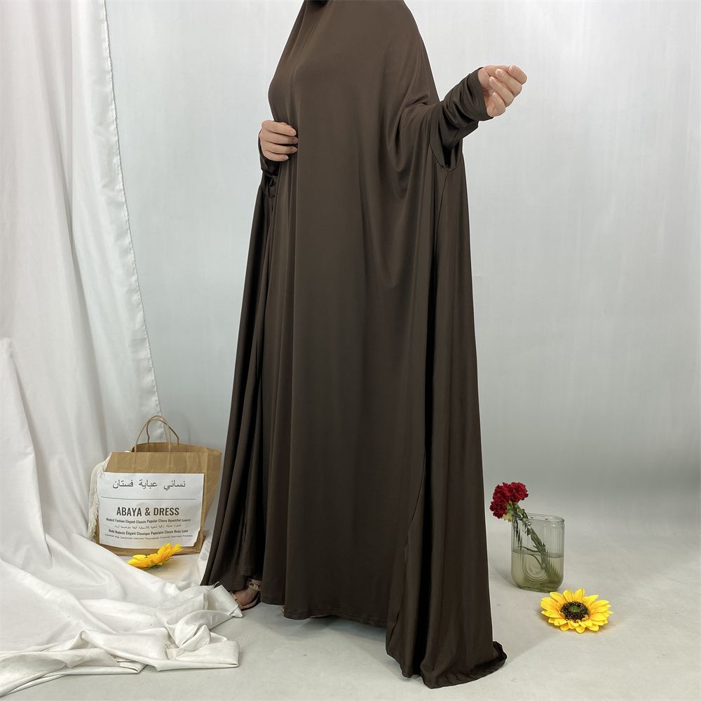 A new fashionable hooded dress for Middle Eastern Muslims and an elegant Arab women's robe from Tanzania, Africa