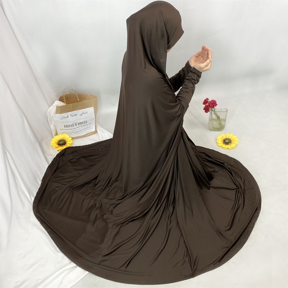 A new fashionable hooded dress for Middle Eastern Muslims and an elegant Arab women's robe from Tanzania, Africa