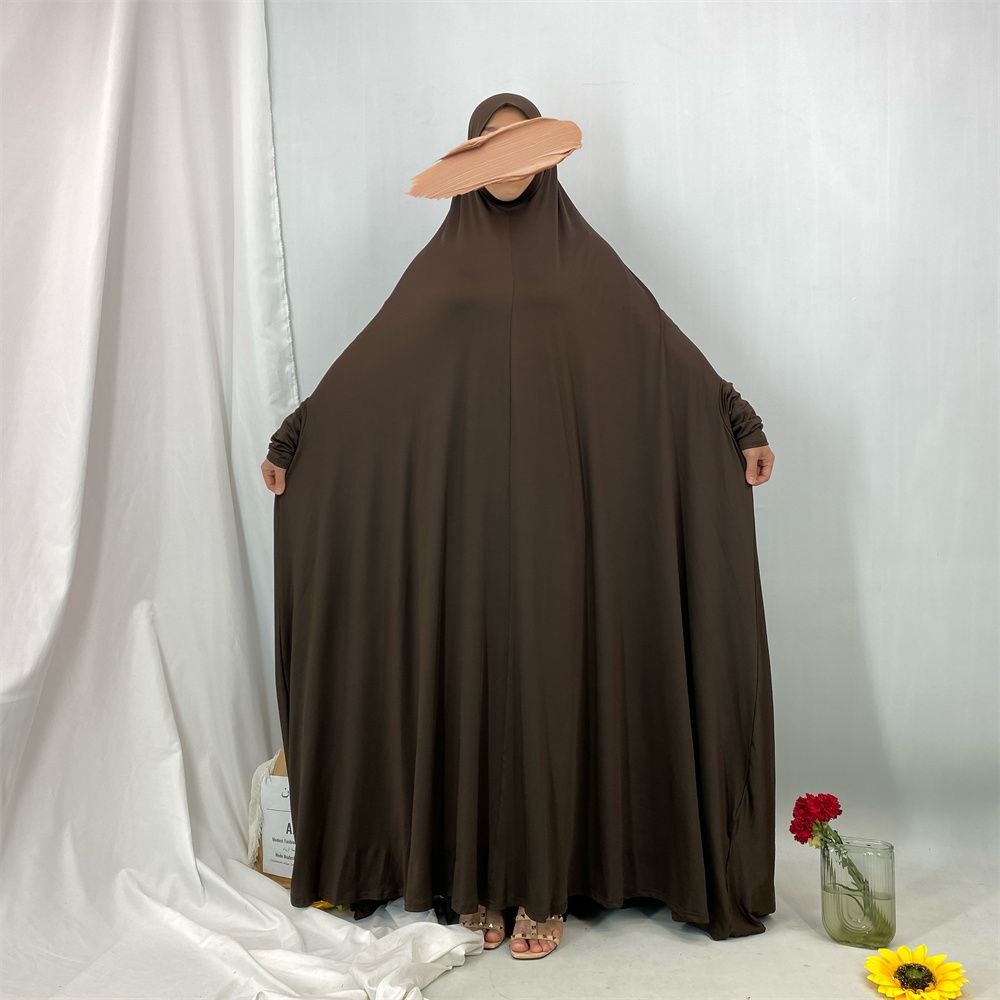 A new fashionable hooded dress for Middle Eastern Muslims and an elegant Arab women's robe from Tanzania, Africa