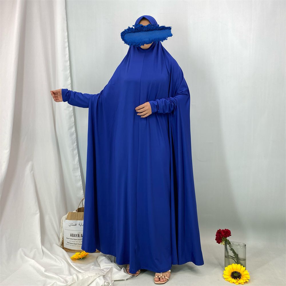 A new fashionable hooded dress for Middle Eastern Muslims and an elegant Arab women's robe from Tanzania, Africa