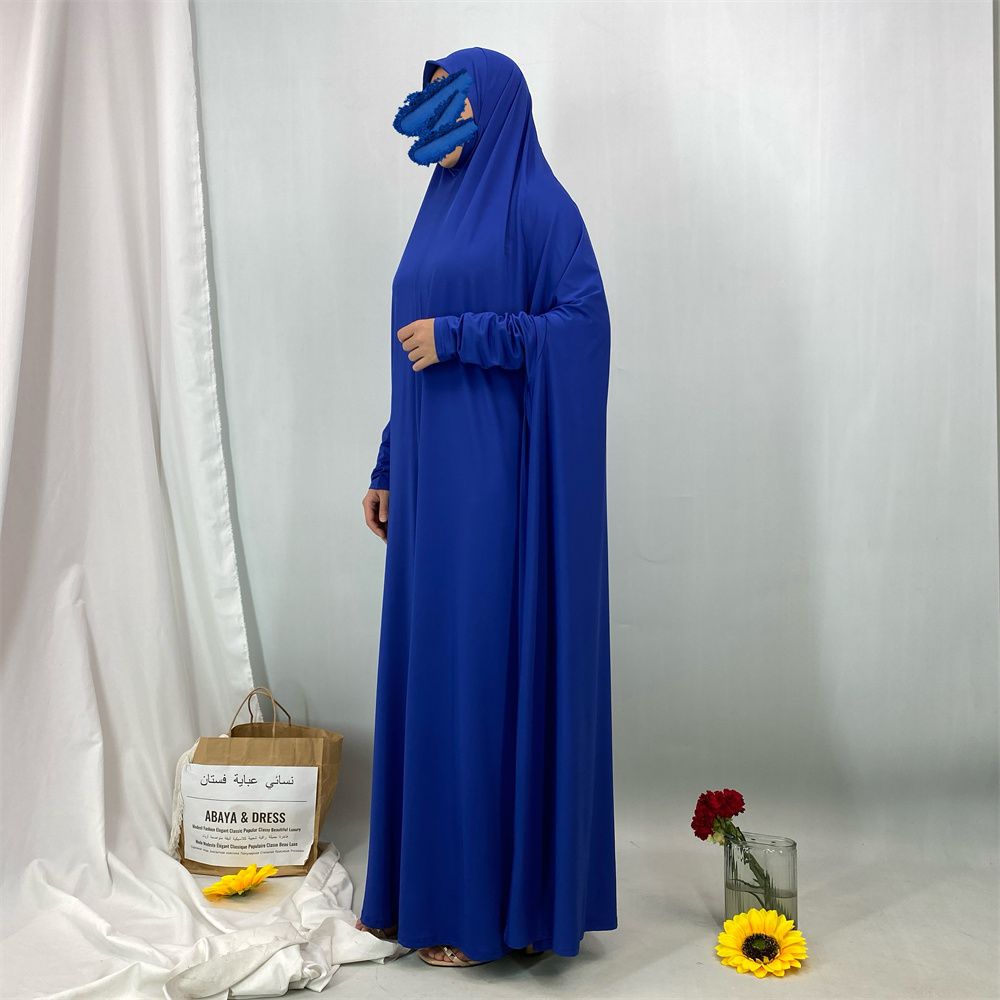A new fashionable hooded dress for Middle Eastern Muslims and an elegant Arab women's robe from Tanzania, Africa