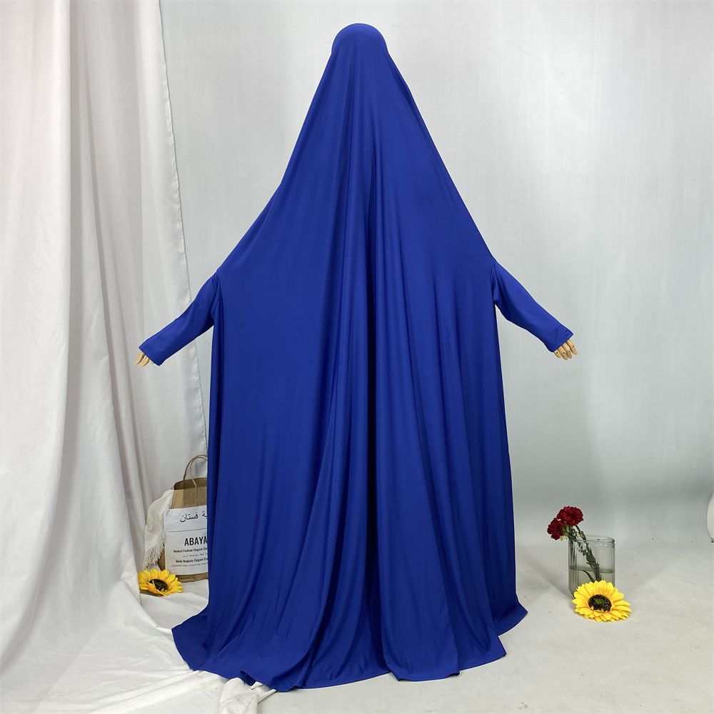 A new fashionable hooded dress for Middle Eastern Muslims and an elegant Arab women's robe from Tanzania, Africa