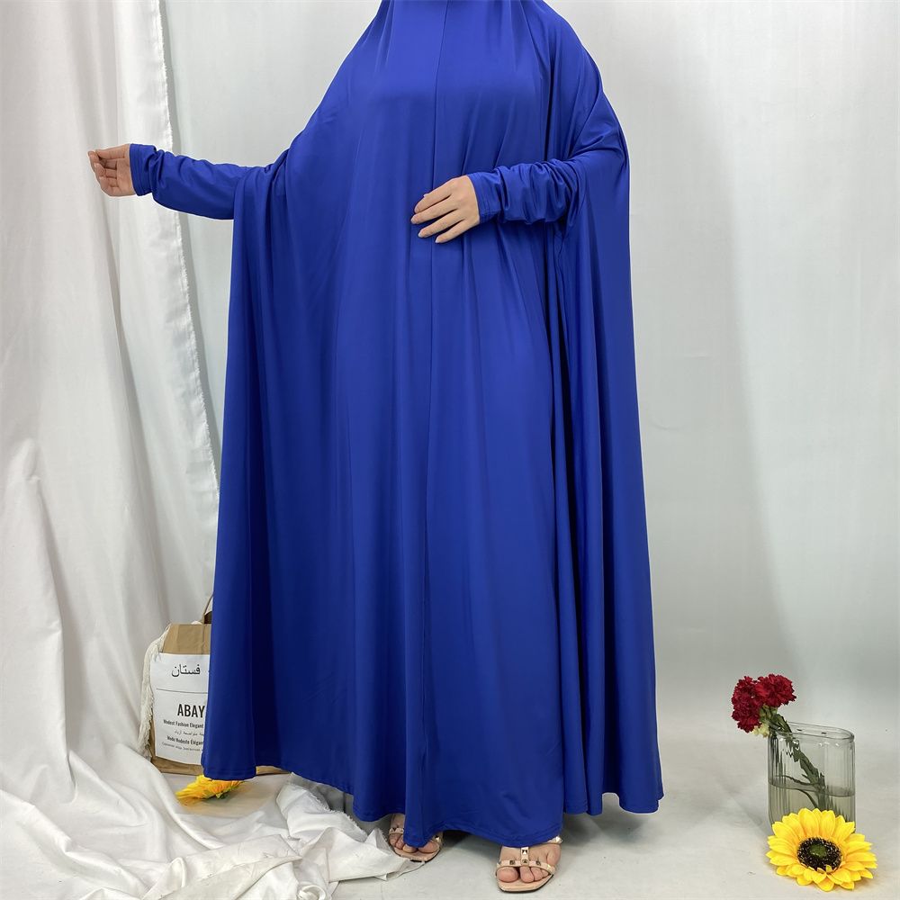 A new fashionable hooded dress for Middle Eastern Muslims and an elegant Arab women's robe from Tanzania, Africa