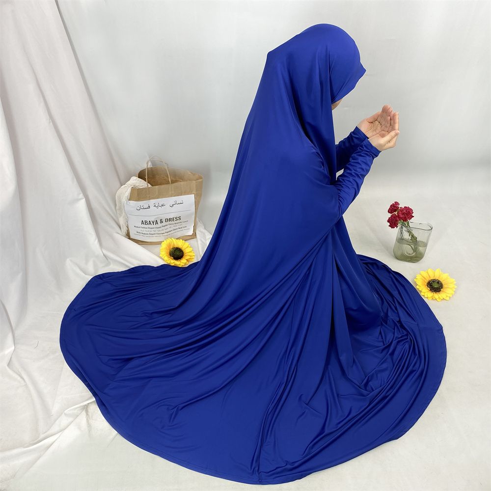 A new fashionable hooded dress for Middle Eastern Muslims and an elegant Arab women's robe from Tanzania, Africa