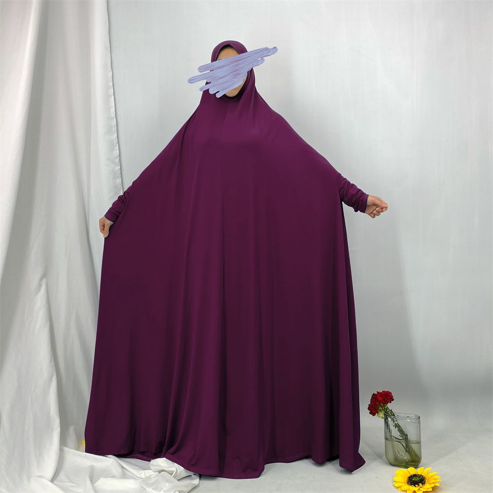 A new fashionable hooded dress for Middle Eastern Muslims and an elegant Arab women's robe from Tanzania, Africa