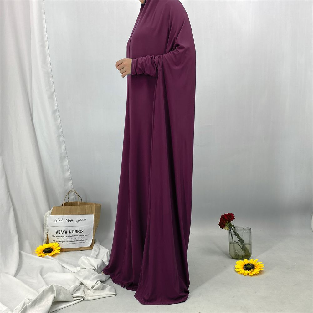 A new fashionable hooded dress for Middle Eastern Muslims and an elegant Arab women's robe from Tanzania, Africa