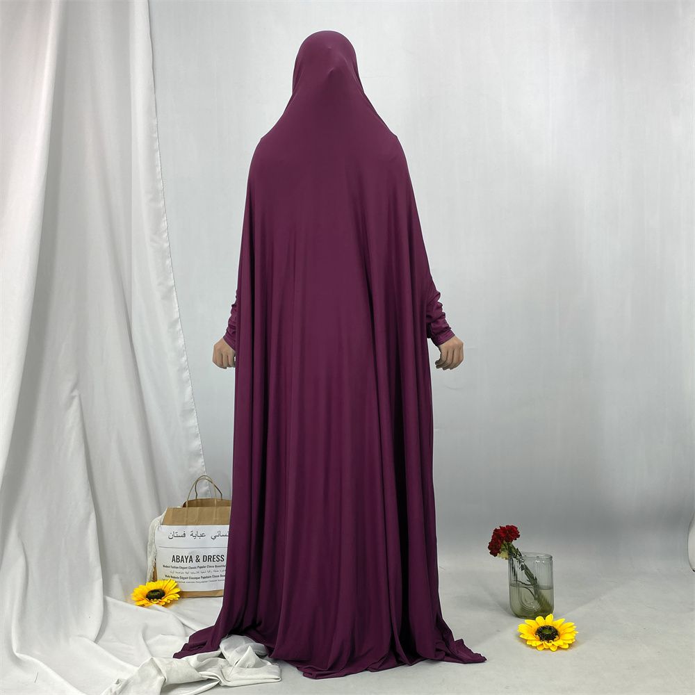 A new fashionable hooded dress for Middle Eastern Muslims and an elegant Arab women's robe from Tanzania, Africa