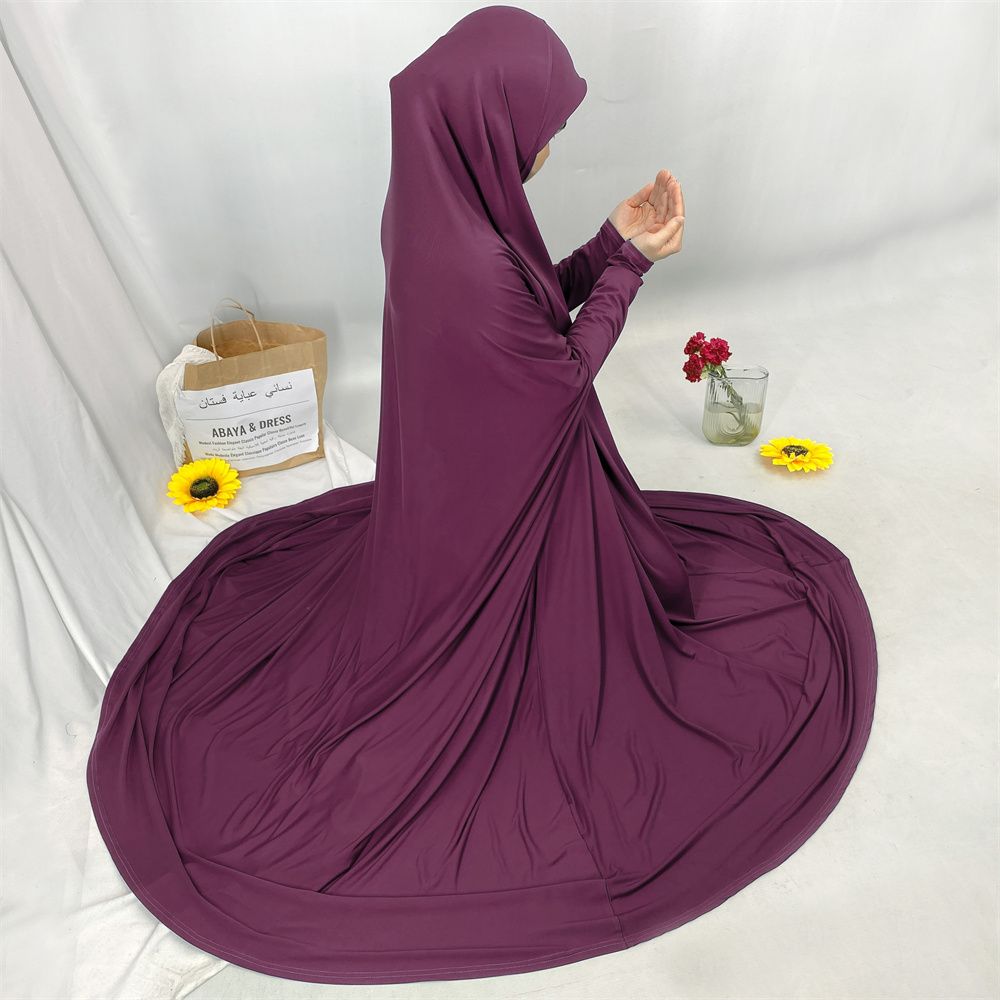 A new fashionable hooded dress for Middle Eastern Muslims and an elegant Arab women's robe from Tanzania, Africa
