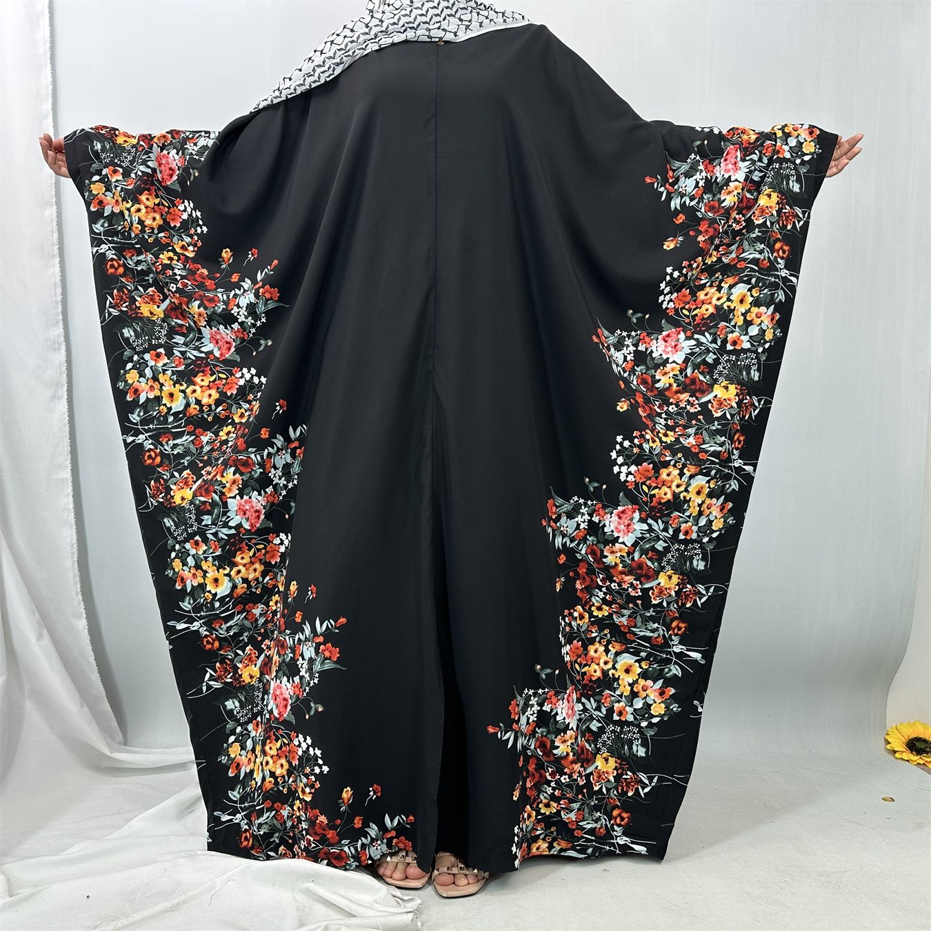 New fashionable flower-patterned printed robes for Middle Eastern Muslims and batsleeved dresses for Arab Islamic women in Dubai