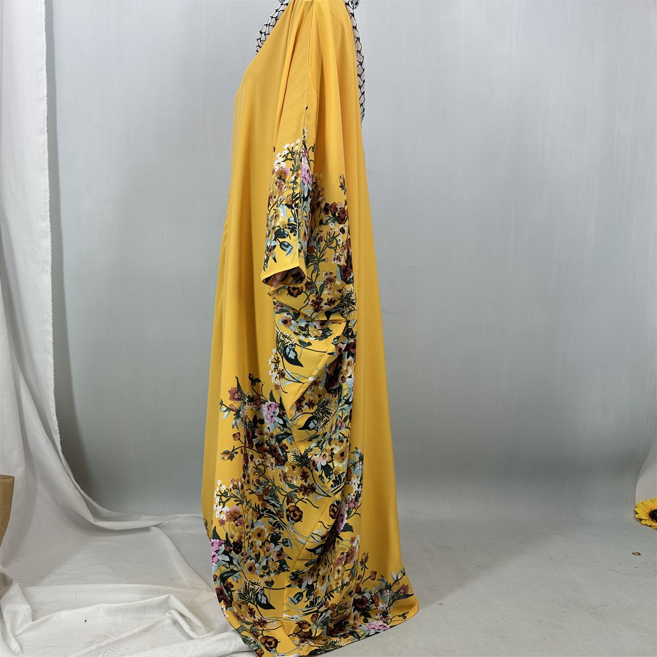 New fashionable flower-patterned printed robes for Middle Eastern Muslims and batsleeved dresses for Arab Islamic women in Dubai
