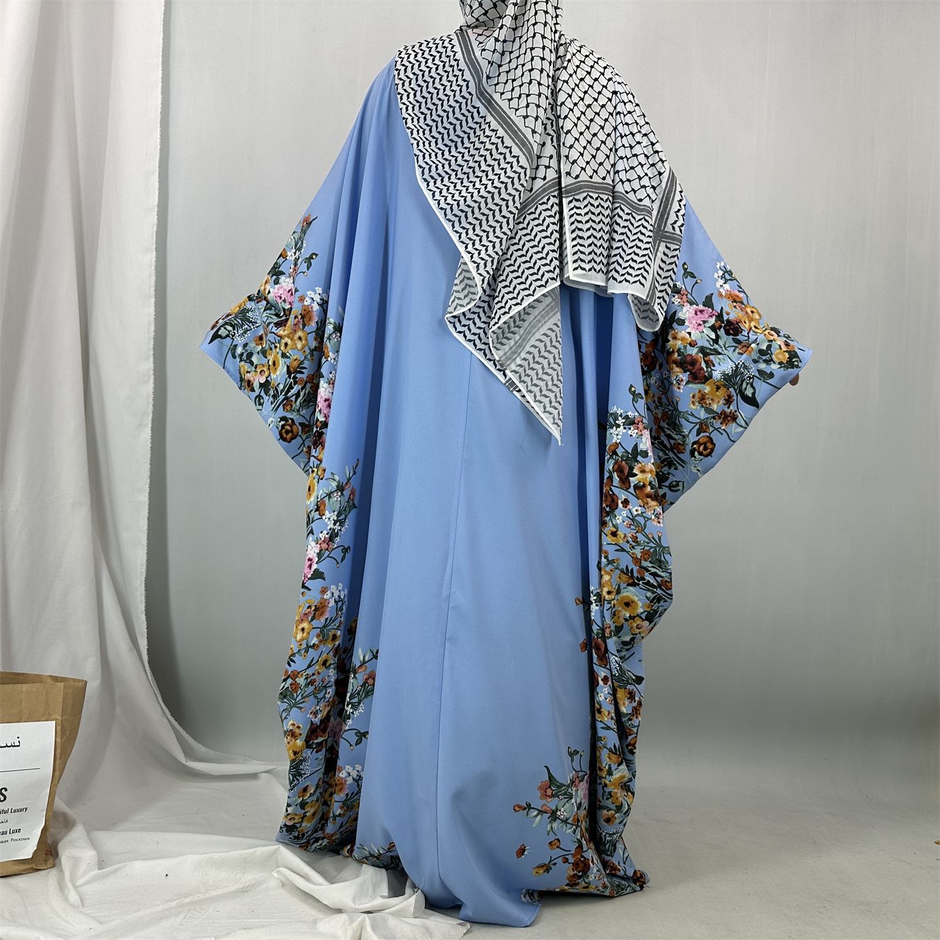 New fashionable flower-patterned printed robes for Middle Eastern Muslims and batsleeved dresses for Arab Islamic women in Dubai