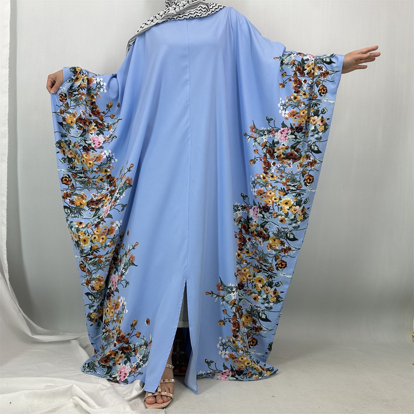 New fashionable flower-patterned printed robes for Middle Eastern Muslims and batsleeved dresses for Arab Islamic women in Dubai