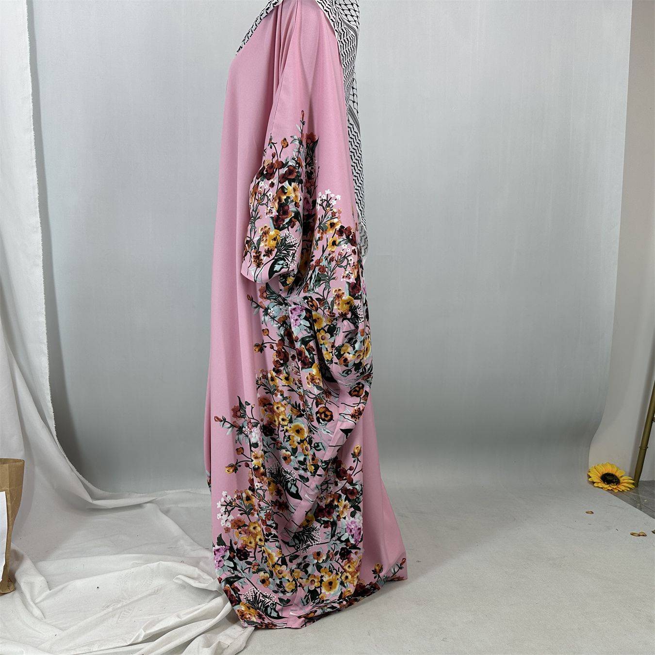 New fashionable flower-patterned printed robes for Middle Eastern Muslims and batsleeved dresses for Arab Islamic women in Dubai