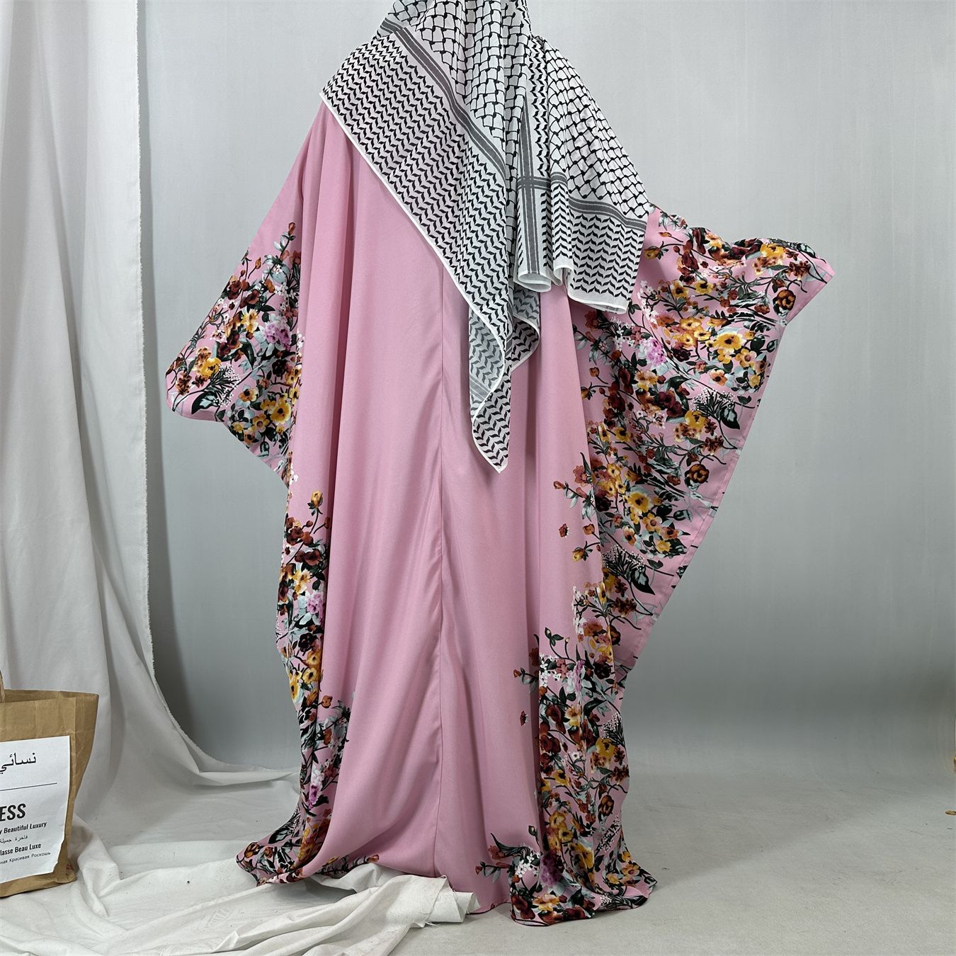 New fashionable flower-patterned printed robes for Middle Eastern Muslims and batsleeved dresses for Arab Islamic women in Dubai