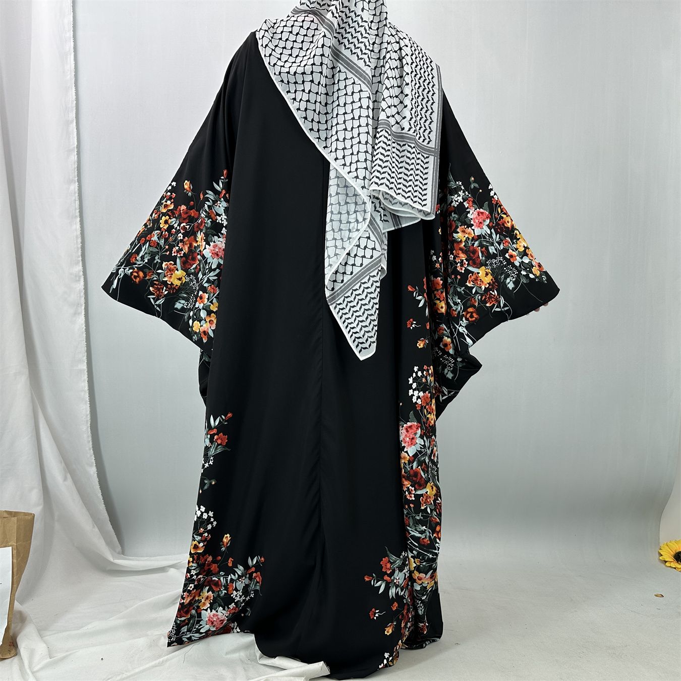 New fashionable flower-patterned printed robes for Middle Eastern Muslims and batsleeved dresses for Arab Islamic women in Dubai