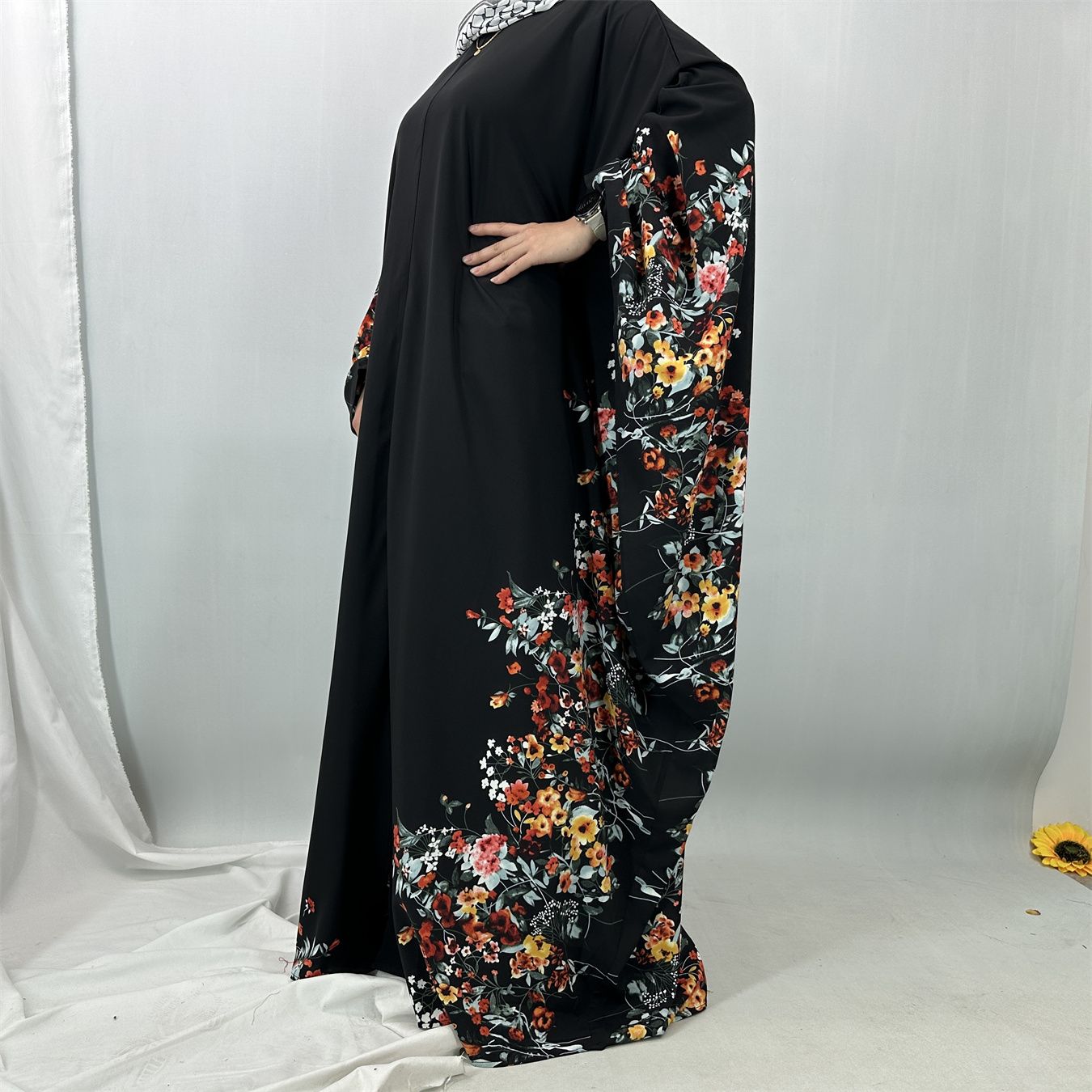 New fashionable flower-patterned printed robes for Middle Eastern Muslims and batsleeved dresses for Arab Islamic women in Dubai