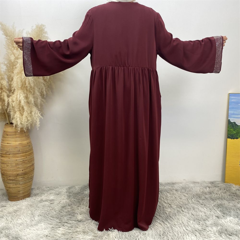 The Middle Eastern Muslim Ramadan is elegant and refined, with diamond and beaded designs. The Muslim cardigan from Turkey and Dubai is a fashionable long dress with pockets