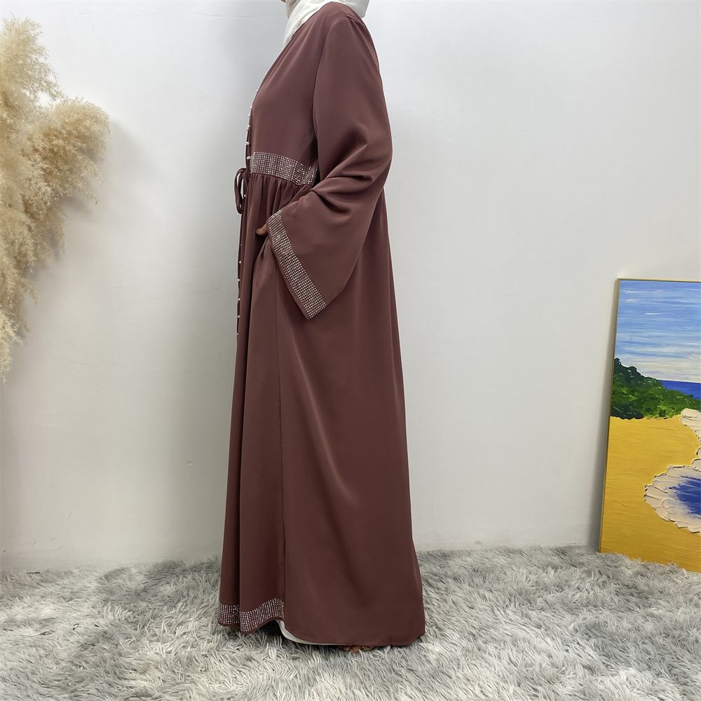 The Middle Eastern Muslim Ramadan is elegant and refined, with diamond and beaded designs. The Muslim cardigan from Turkey and Dubai is a fashionable long dress with pockets