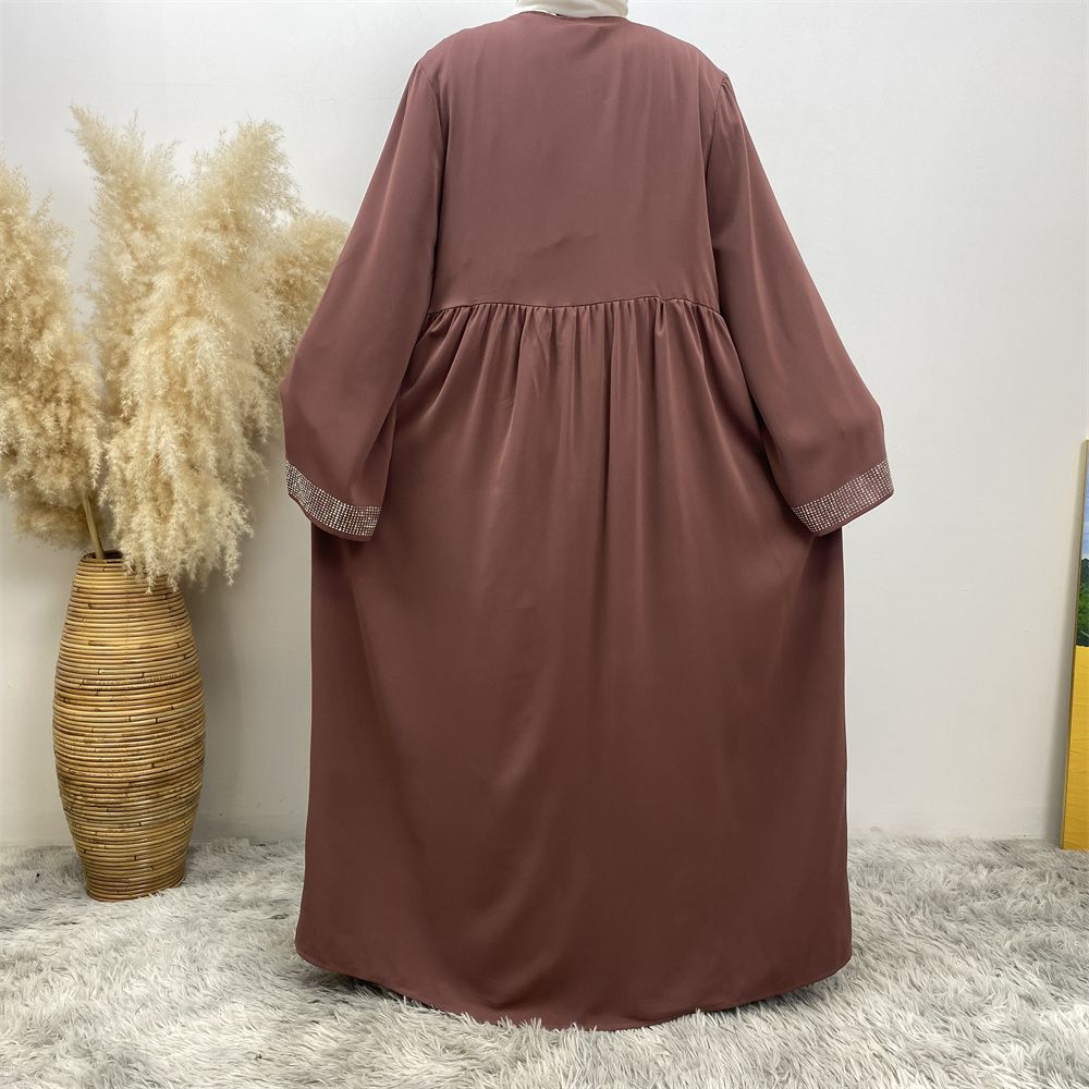 The Middle Eastern Muslim Ramadan is elegant and refined, with diamond and beaded designs. The Muslim cardigan from Turkey and Dubai is a fashionable long dress with pockets
