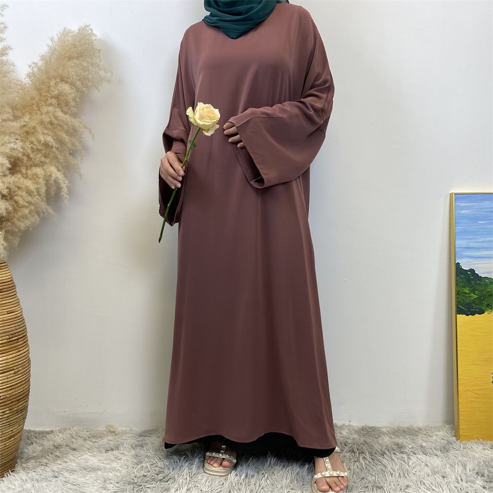 A Muslim solid-color dress with a split shoulder sleeve is selling well in Dubai, Middle East
