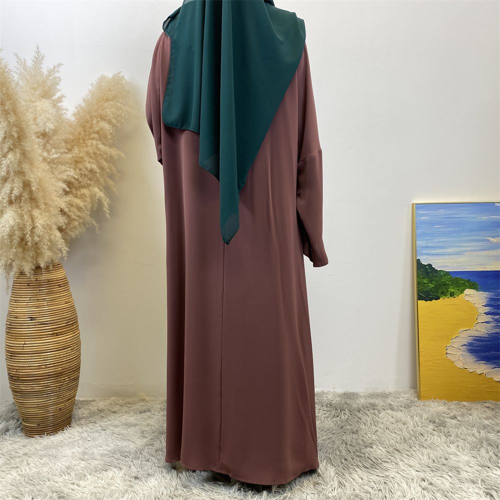 A Muslim solid-color dress with a split shoulder sleeve is selling well in Dubai, Middle East