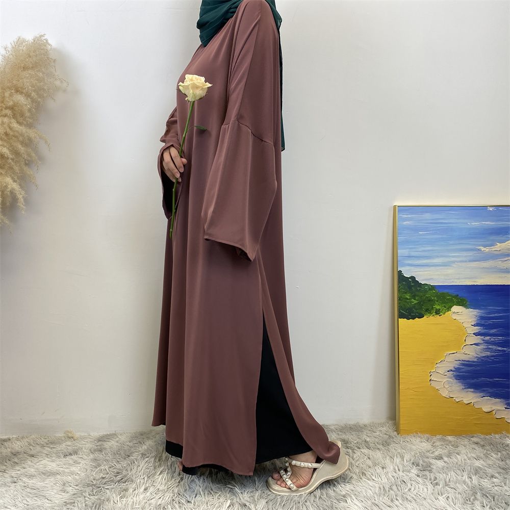 A Muslim solid-color dress with a split shoulder sleeve is selling well in Dubai, Middle East