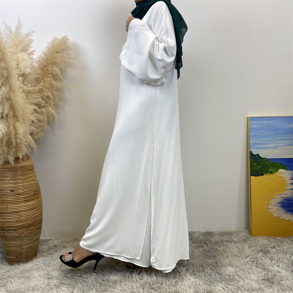 A Muslim solid-color dress with a split shoulder sleeve is selling well in Dubai, Middle East