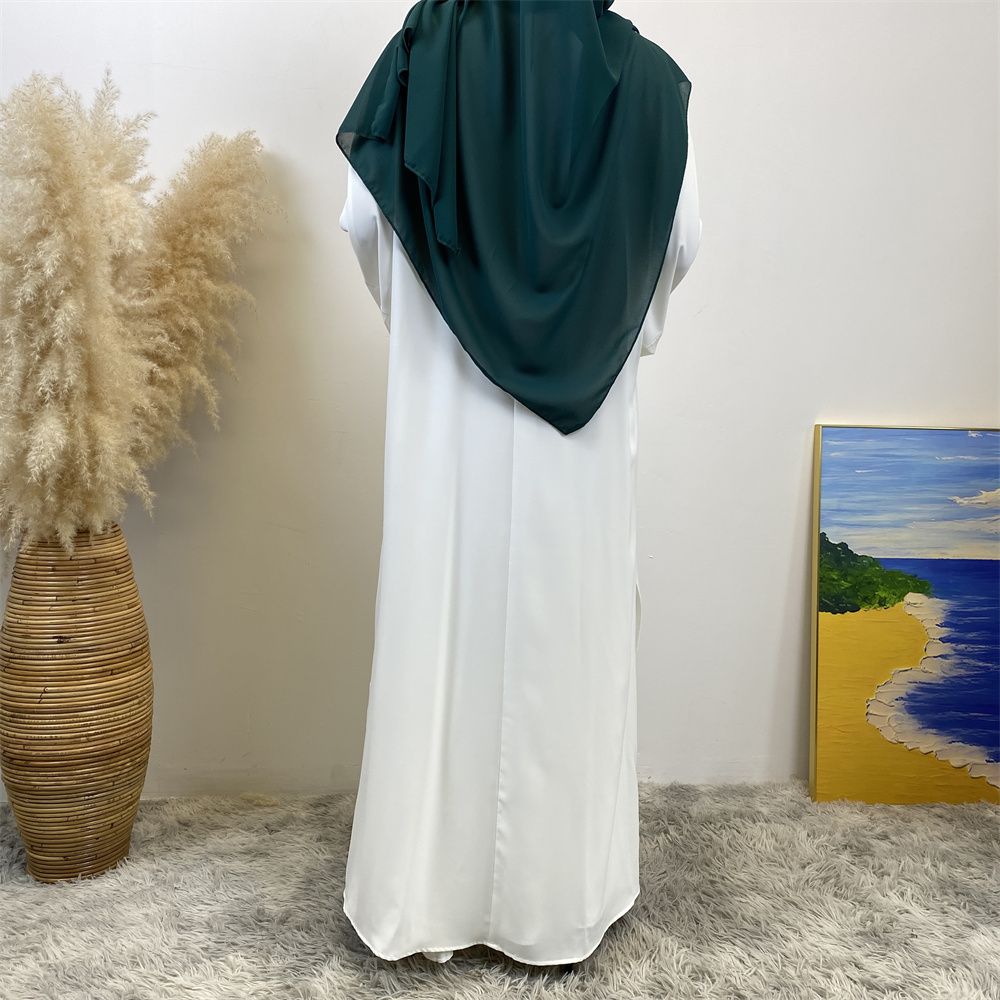 A Muslim solid-color dress with a split shoulder sleeve is selling well in Dubai, Middle East
