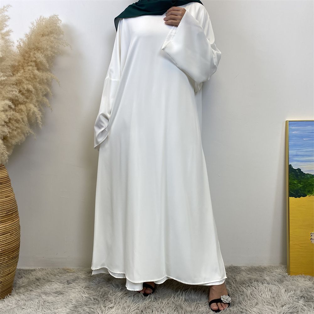 A Muslim solid-color dress with a split shoulder sleeve is selling well in Dubai, Middle East