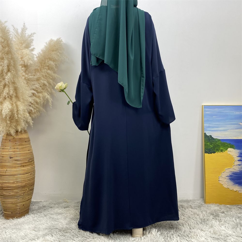 A Muslim solid-color dress with a split shoulder sleeve is selling well in Dubai, Middle East