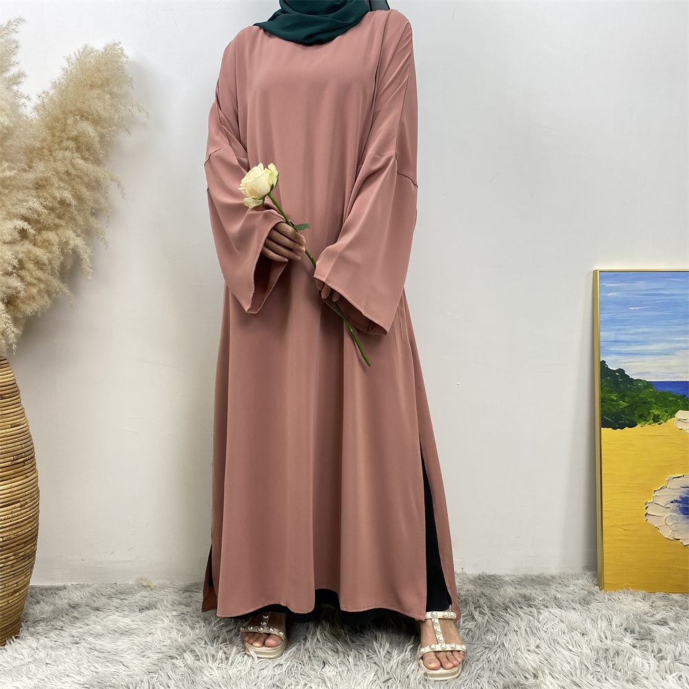 A Muslim solid-color dress with a split shoulder sleeve is selling well in Dubai, Middle East