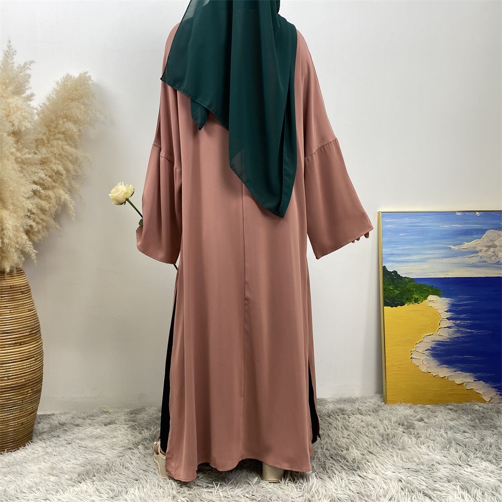 A Muslim solid-color dress with a split shoulder sleeve is selling well in Dubai, Middle East