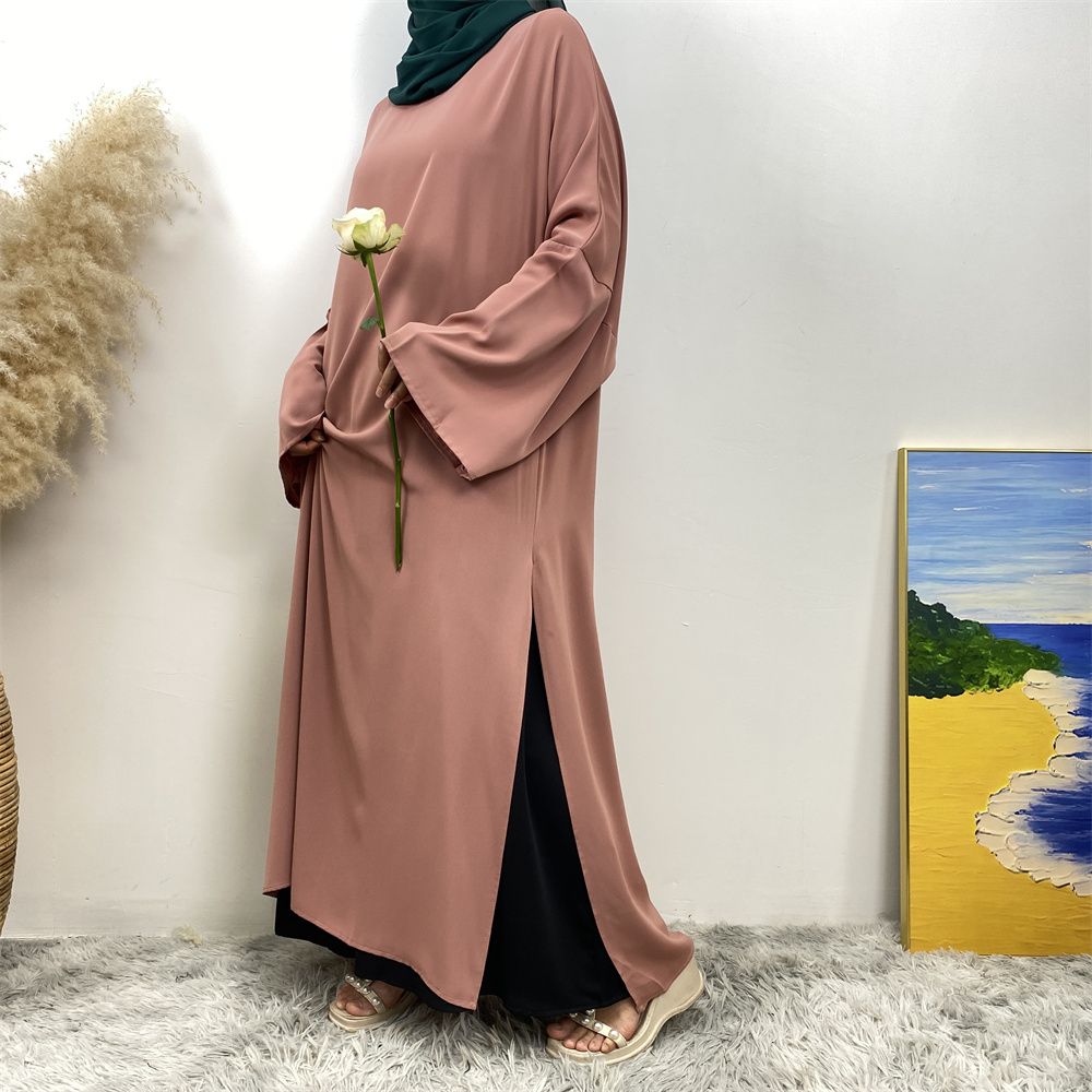 A Muslim solid-color dress with a split shoulder sleeve is selling well in Dubai, Middle East