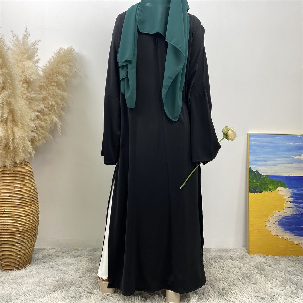 A Muslim solid-color dress with a split shoulder sleeve is selling well in Dubai, Middle East