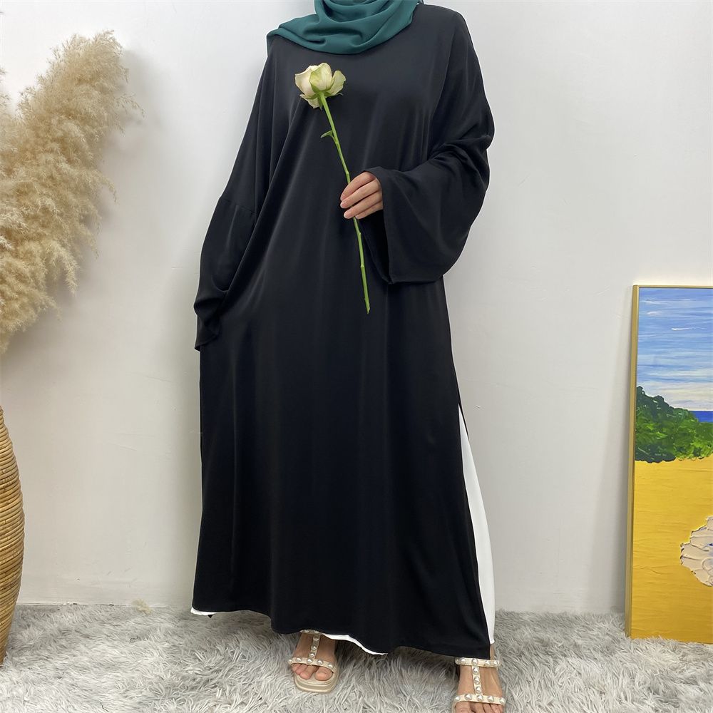 A Muslim solid-color dress with a split shoulder sleeve is selling well in Dubai, Middle East