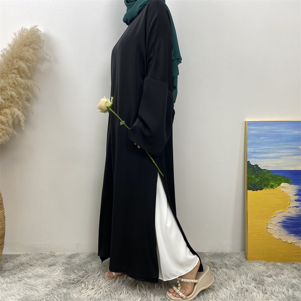 A Muslim solid-color dress with a split shoulder sleeve is selling well in Dubai, Middle East