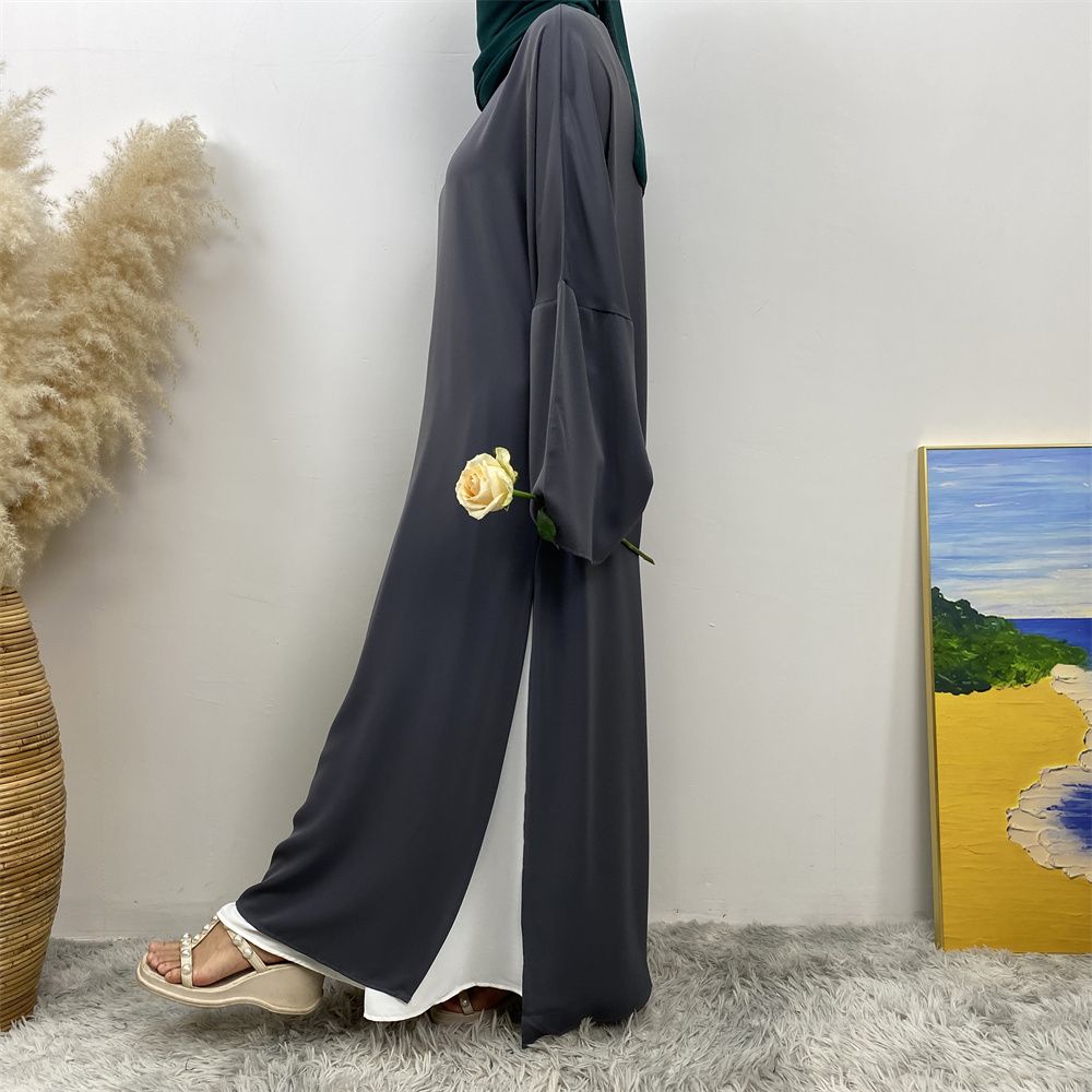 A Muslim solid-color dress with a split shoulder sleeve is selling well in Dubai, Middle East
