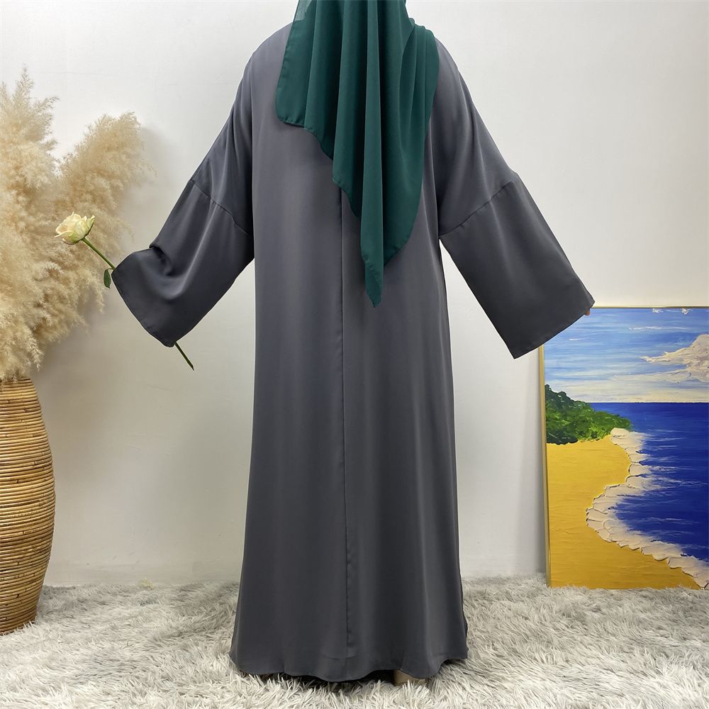 A Muslim solid-color dress with a split shoulder sleeve is selling well in Dubai, Middle East