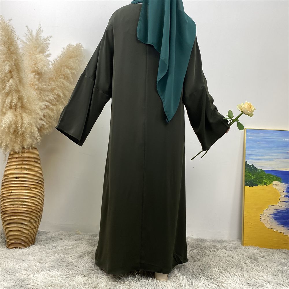 A Muslim solid-color dress with a split shoulder sleeve is selling well in Dubai, Middle East