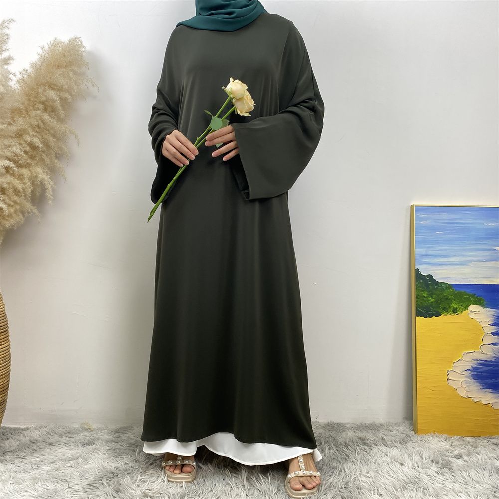 A Muslim solid-color dress with a split shoulder sleeve is selling well in Dubai, Middle East