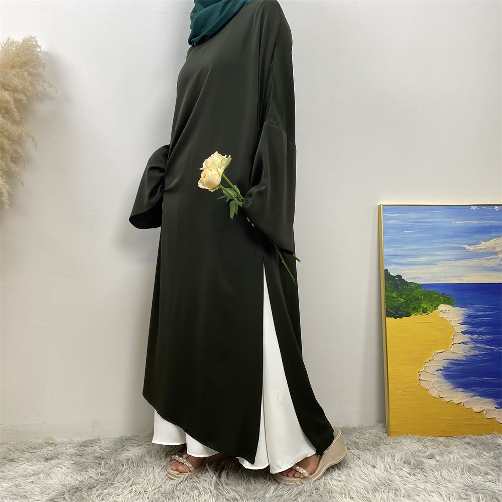 A Muslim solid-color dress with a split shoulder sleeve is selling well in Dubai, Middle East