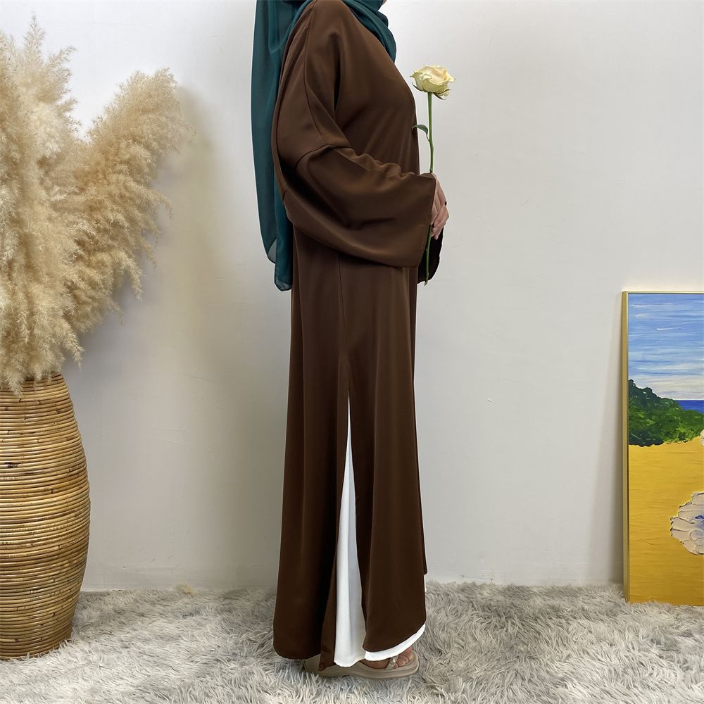 A Muslim solid-color dress with a split shoulder sleeve is selling well in Dubai, Middle East
